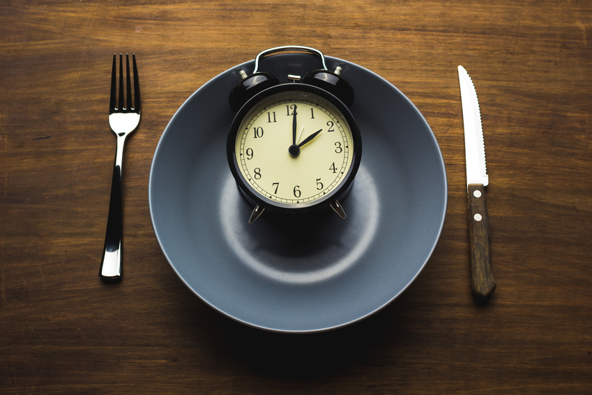 Alarm clock inside a plate regarding histamine and fasting
